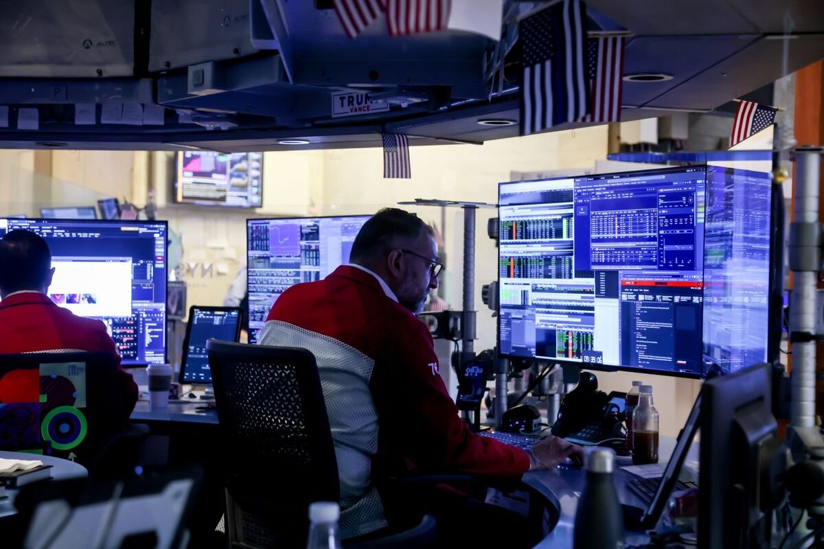 investors-protecting-stocks-at-record-eye-bets-on-higher-rates