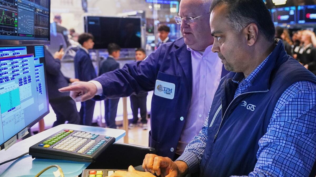 stocks-inch-to-more-records-as-oil-prices-rise