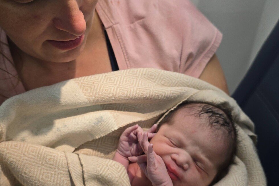 passenger-gives-birth-to-a-baby-girl-on-a-delta-flight-just-before-landing