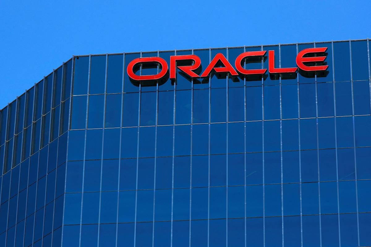 oracle,-amd,-and-coreweave-stocks-sink-after-report-says-openai-missed-sales,-user-targets