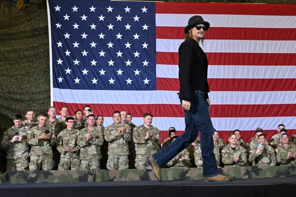 kid-rock-flies-in-army-helicopter-and-draws-new-scrutiny