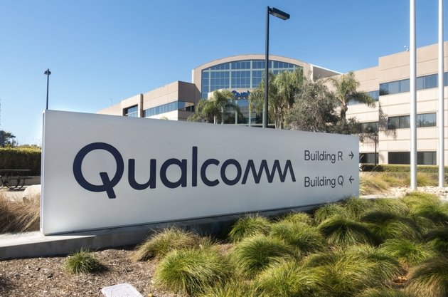 qualcomm-falls-after-q2-financial-results-feature-13%-decline-in-handset-revenue