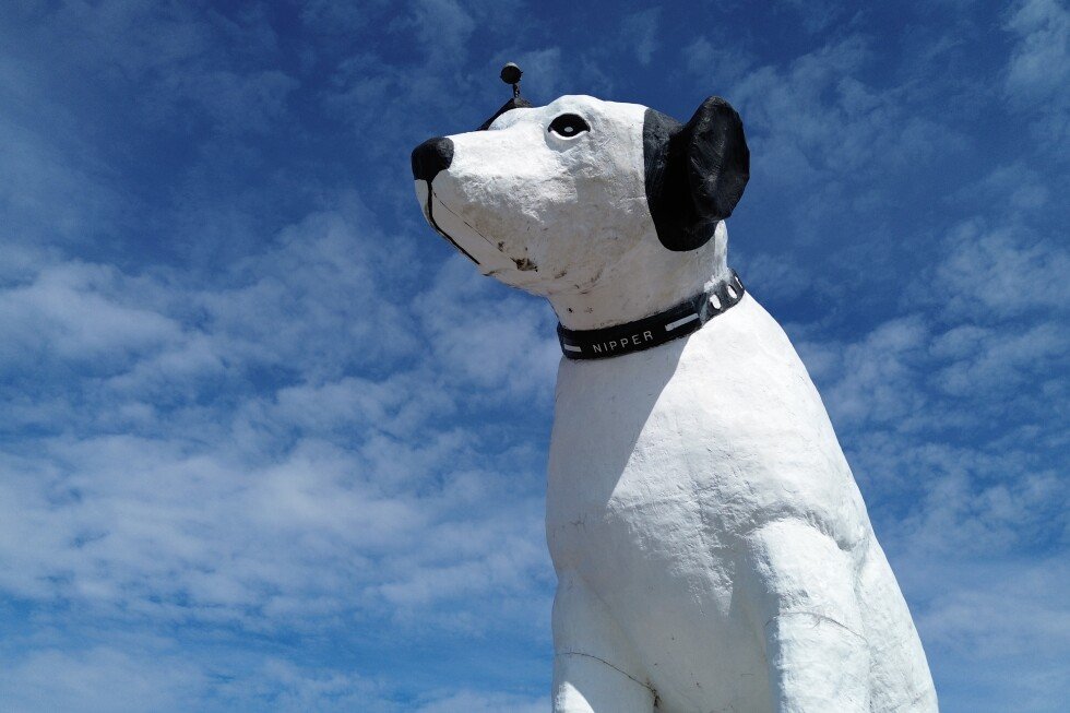 what-will-happen-to-nipper,-a-dog-statue-on-a-new-york-warehouse