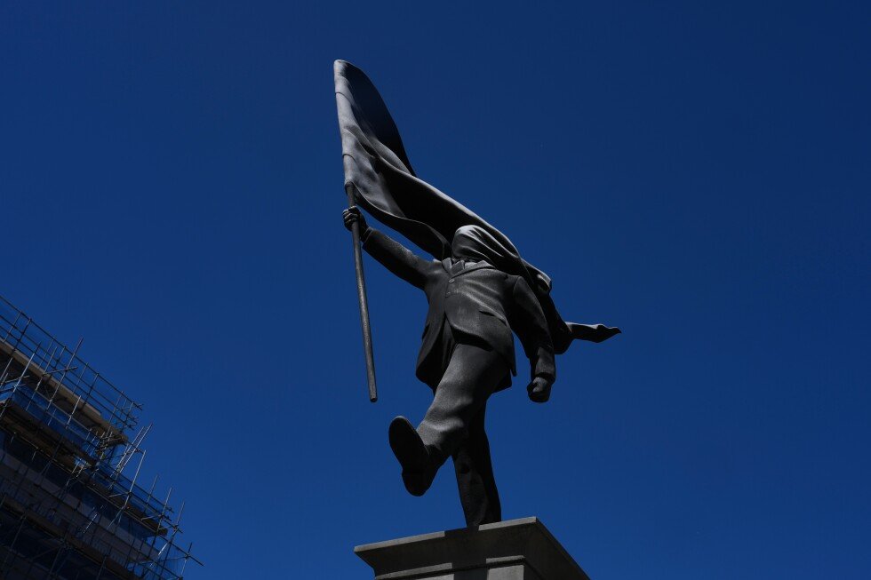 banksy-confirms-he’s-behind-a-new-statue-in-central-london