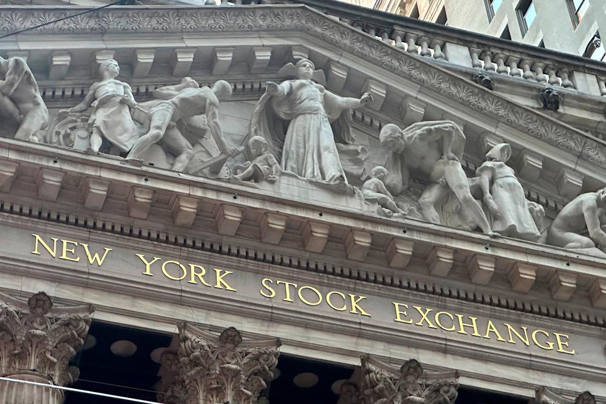 stock-market-today:-s&p-500,-nasdaq,-dow-futures-climb-after-gauges-close-april-on-record-highs