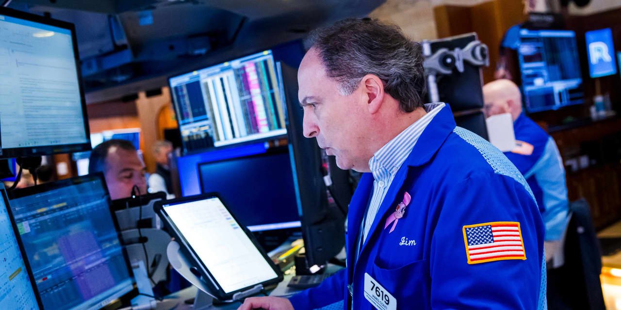 these-stocks-are-today’s-movers:-apple,-sandisk,-reddit,-atlassian,-roblox,-and-more