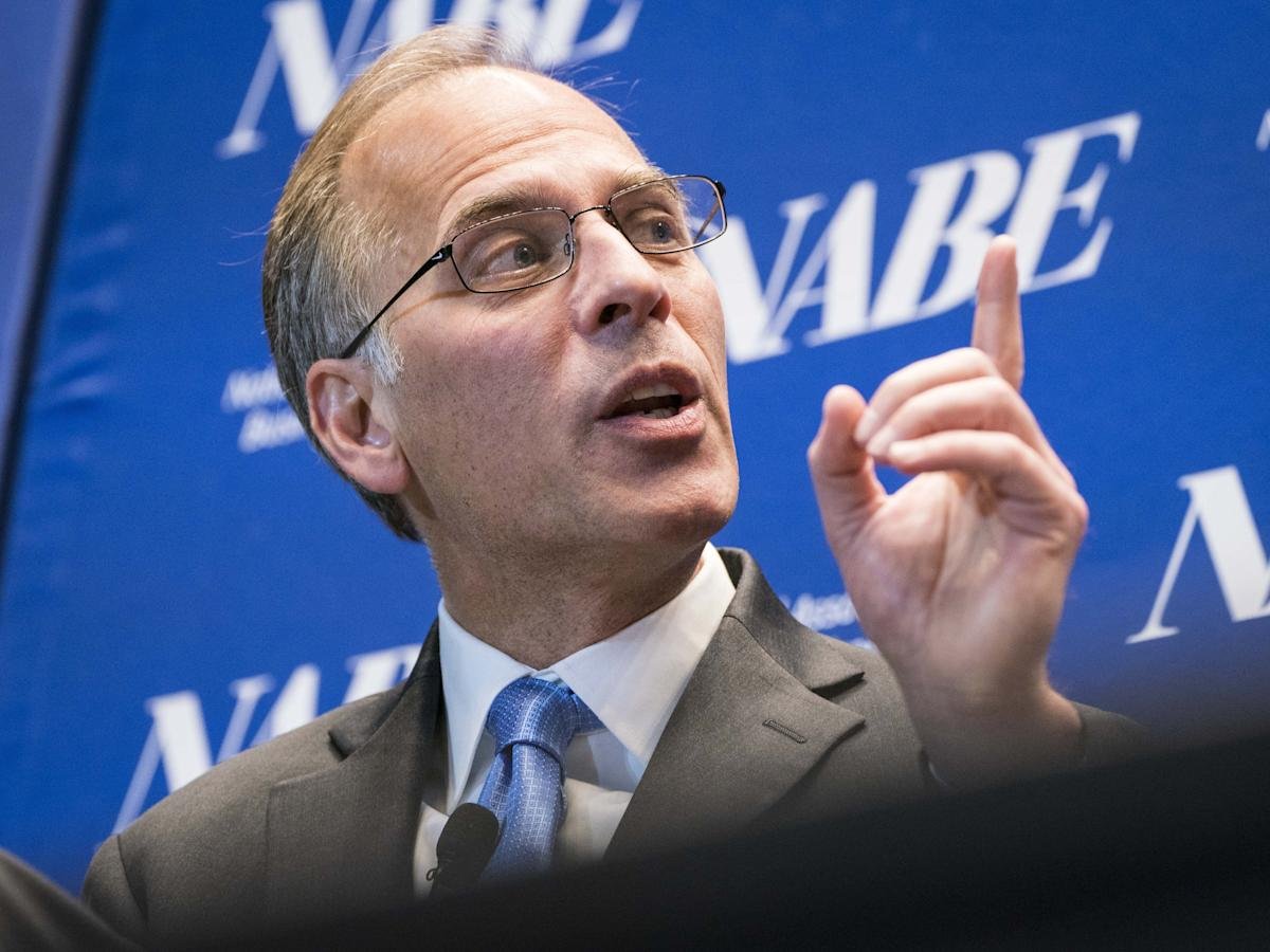 top-economist-mark-zandi-warns-the-record-high-stock-market-is-detached-from-economic-reality