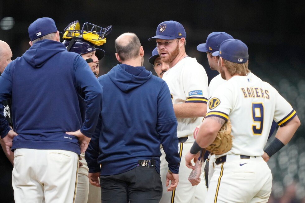 brewers’-brandon-woodruff-exits-early-after-showing-reduced-velocity