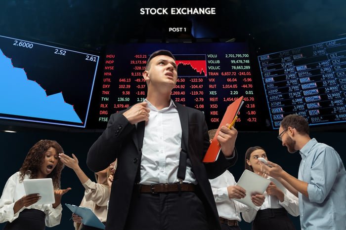 the-stock-market-is-flashing-an-ominous-warning,-and-history-could-not-be-any-more-clear-about-where-the-s&p-500-is-headed-next