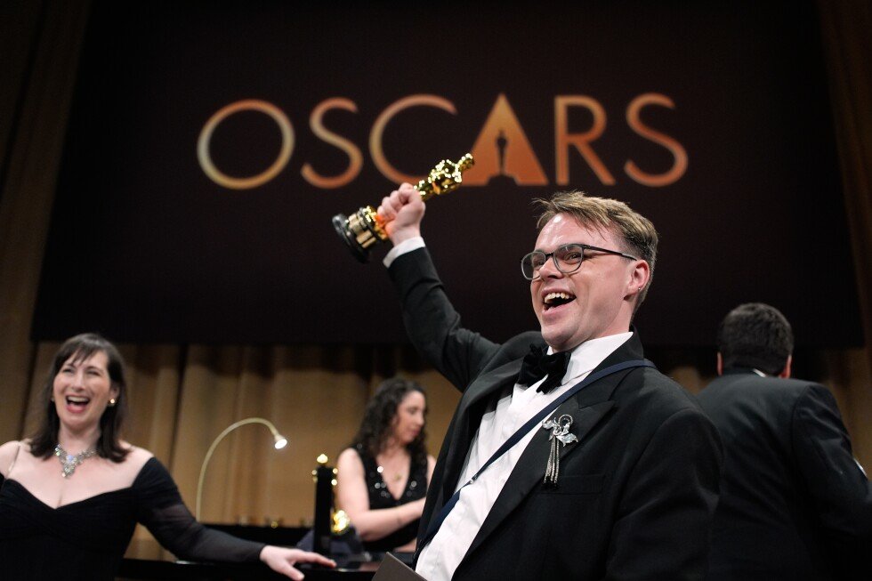 oscar-is-lost-and-found-after-director-forced-to-check-it-on-a-flight