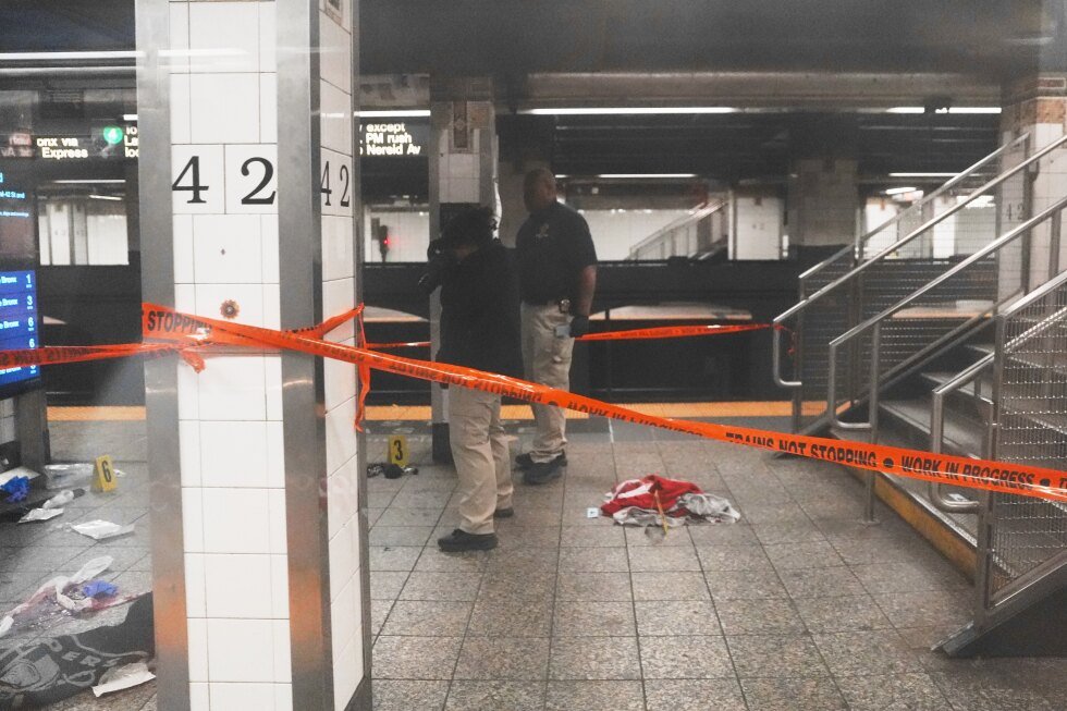 new-york-city-police-release-footage-of-machete-wielding-man-shot-at-grand-central