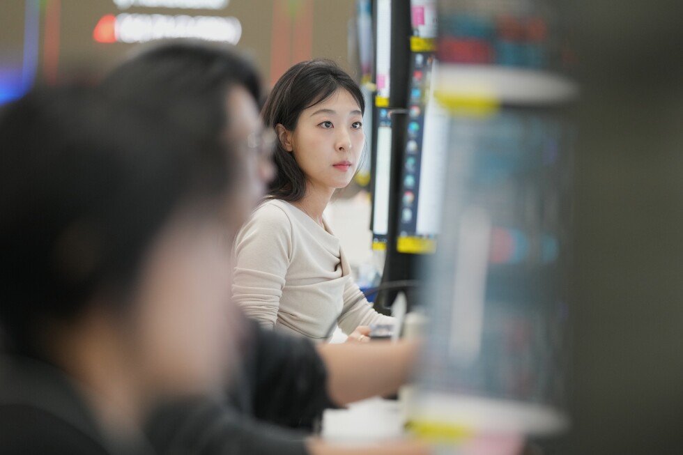 asian-markets-are-mixed-and-oil-holds-steady