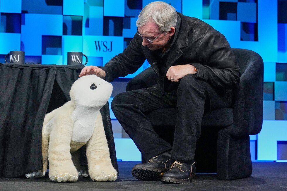 roomba-pioneer-unveils-a-plush,-ai-powered-pet-robot-for-households