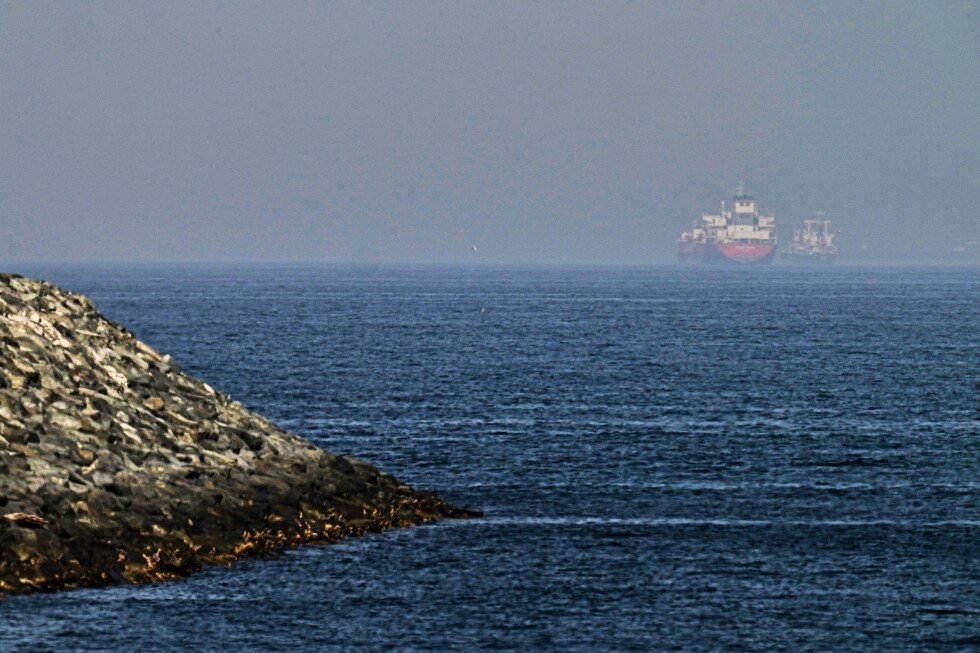 fuerza-liderada-por-eeuu-pide-a-buques-que-ajusten-su-ruta-en-un-nuevo-intento-de-reabrir-ormuz