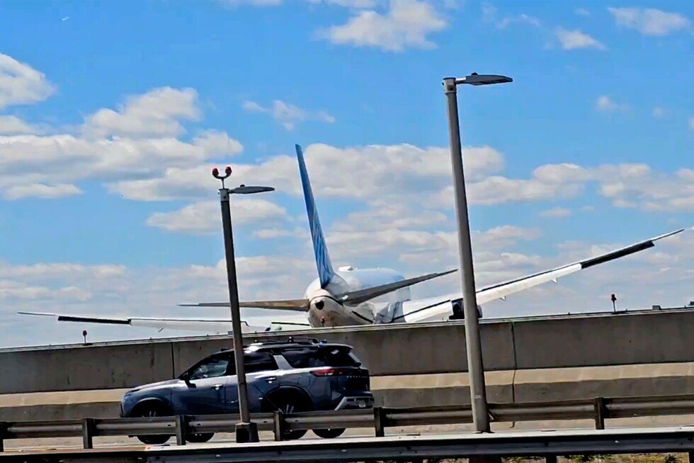 united-plane-avoids-catastrophe-but-strikes-truck-while-landing-at-newark-airport