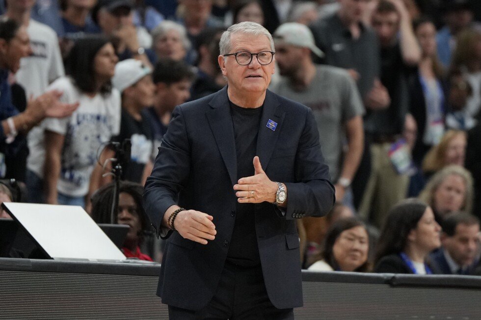 uconn’s-geno-auriemma-reflects-on-postgame-exchange-with-dawn-staley-at-final-four