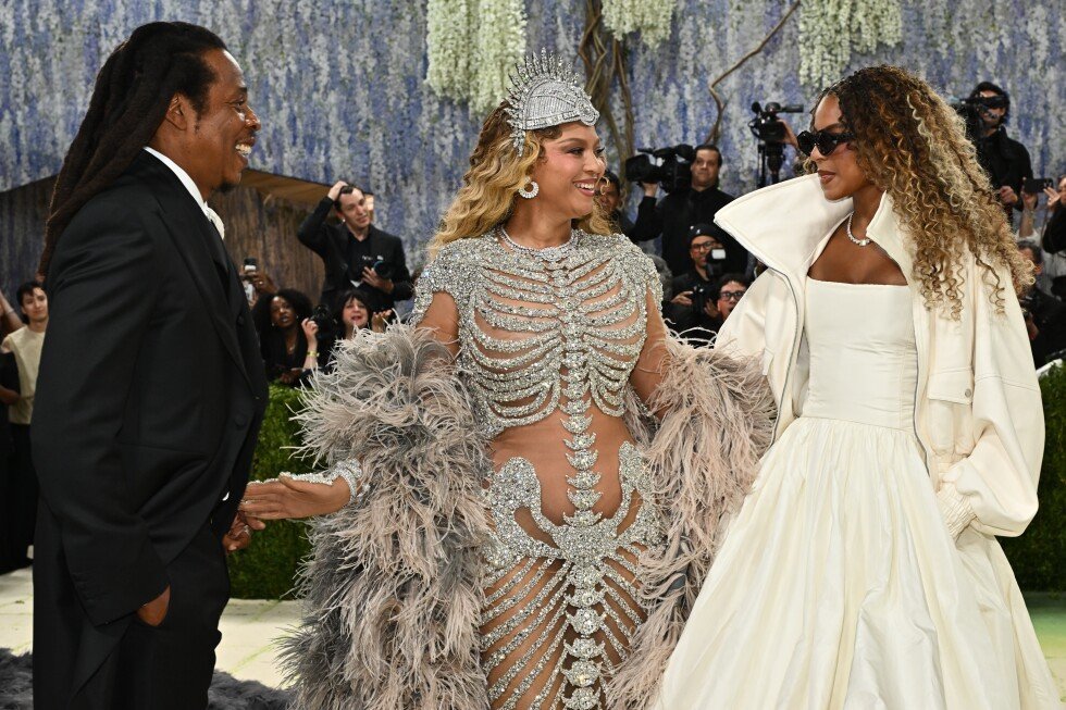 inside-the-2026-met-gala:-beyonce-stuns-in-jeweled-skeleton-look