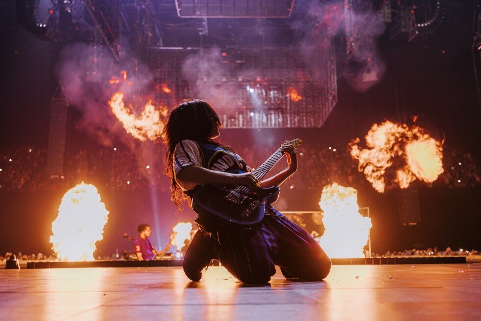 billie-eilish-concert-film-review:-a-james-cameron-win