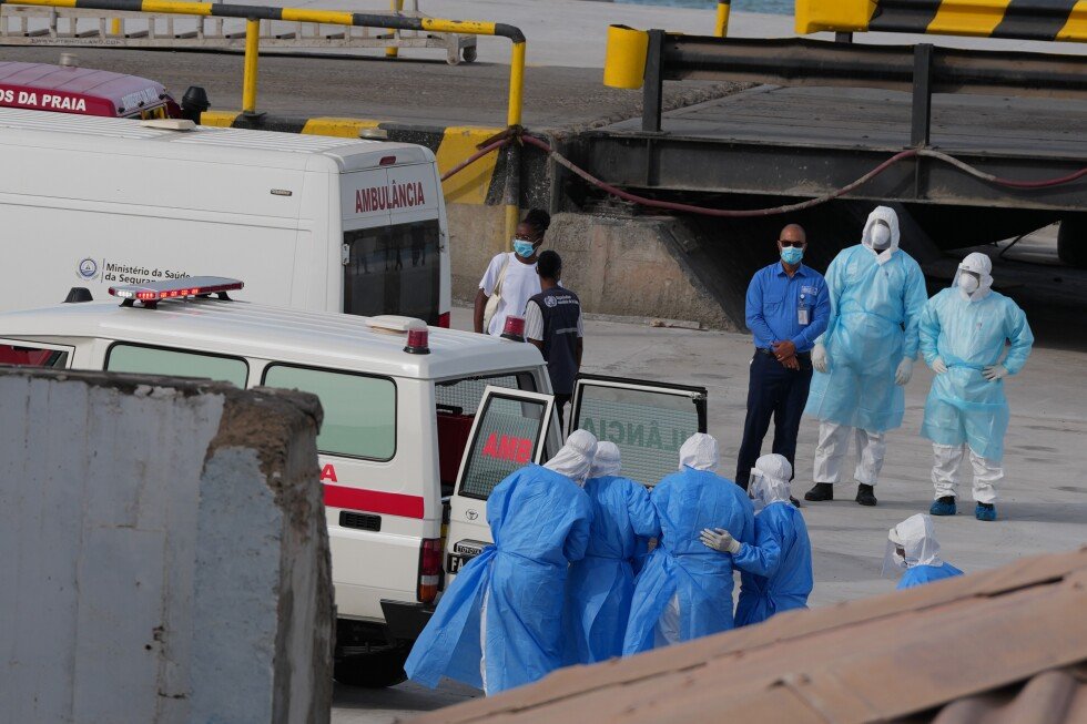 unos-40-pasajeros-bajaron-en-santa-elena-del-barco-afectado-por-un-brote-de-hantavirus
