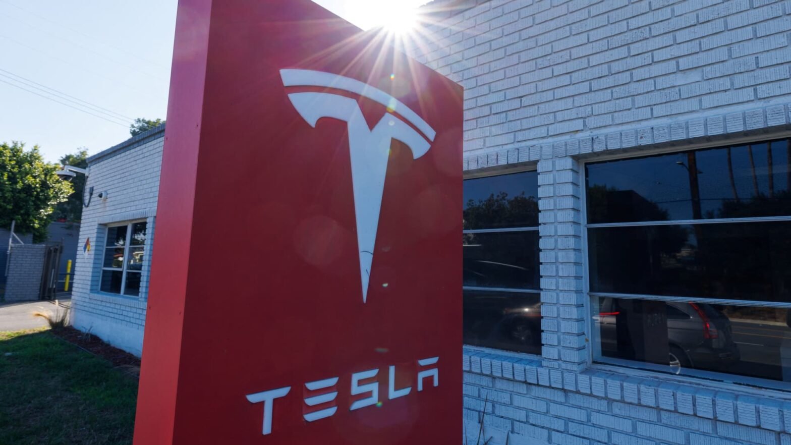 here-are-tuesday’s-biggest-analyst-calls:-apple,-tesla,-coreweave,-amazon,-palantir,-home-depot-&-more