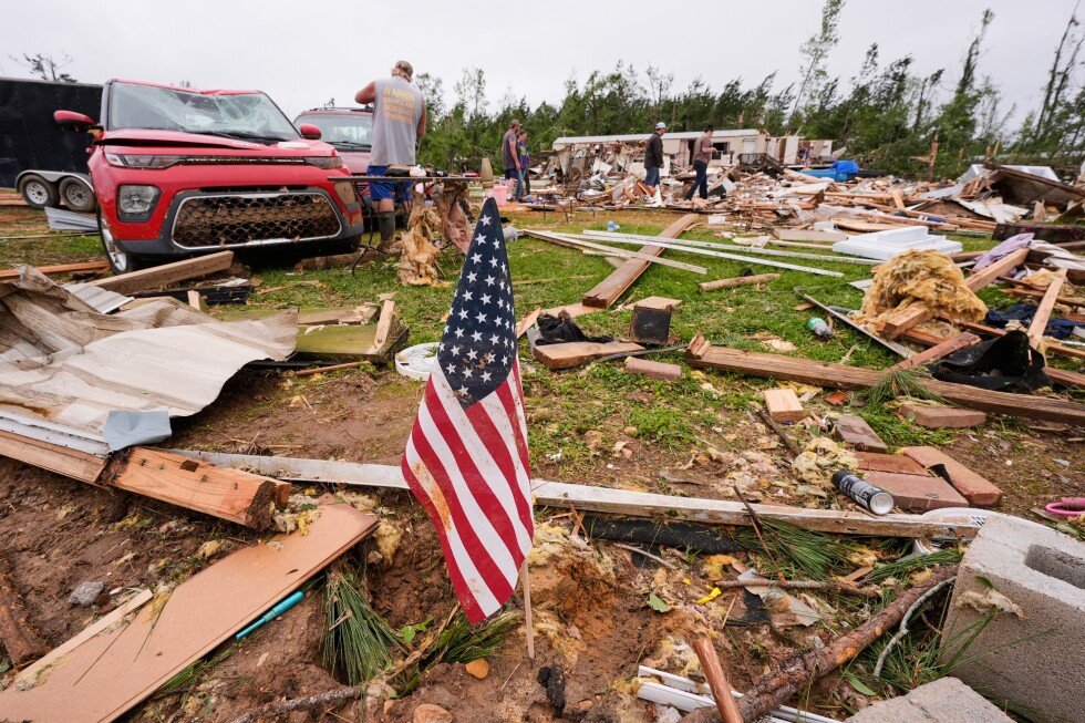tiny-kitten-rescued-from-rubble-after-a-mississippi-tornado