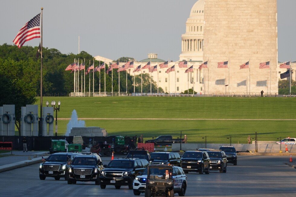 trump-tours-lincoln-memorial-reflecting-pool-paint-job