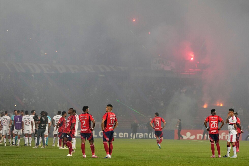 copa-libertadores-soccer-match-halted-after-just-3-minutes-when-fans-protest-with-flares
