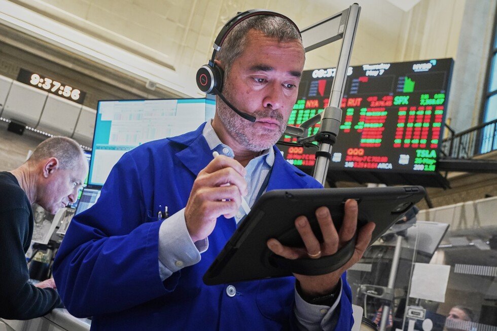 asian-stocks-retreat-as-attacks-threaten-the-shaky-iran-ceasefire