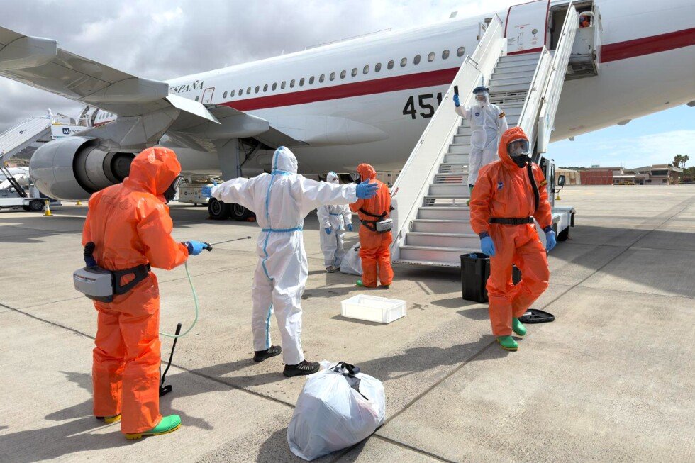cruise-ship-at-center-of-hantavirus-outbreak-arrives-at-spain’s-tenerife