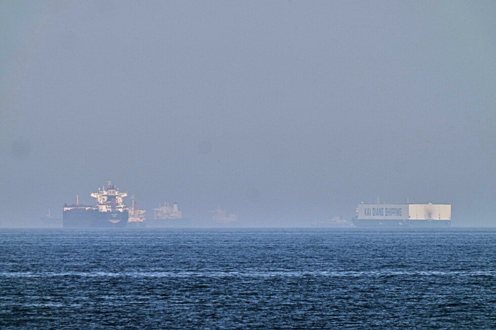 militares-britanicos-dicen-que-un-carguero-se-incendio-tras-ser-atacado-frente-a-la-costa-de-qatar