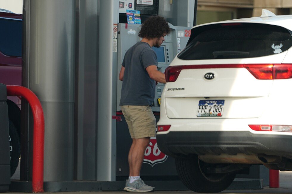 amid-war-with-iran,-trump-pushes-for-federal-gas-tax-suspension