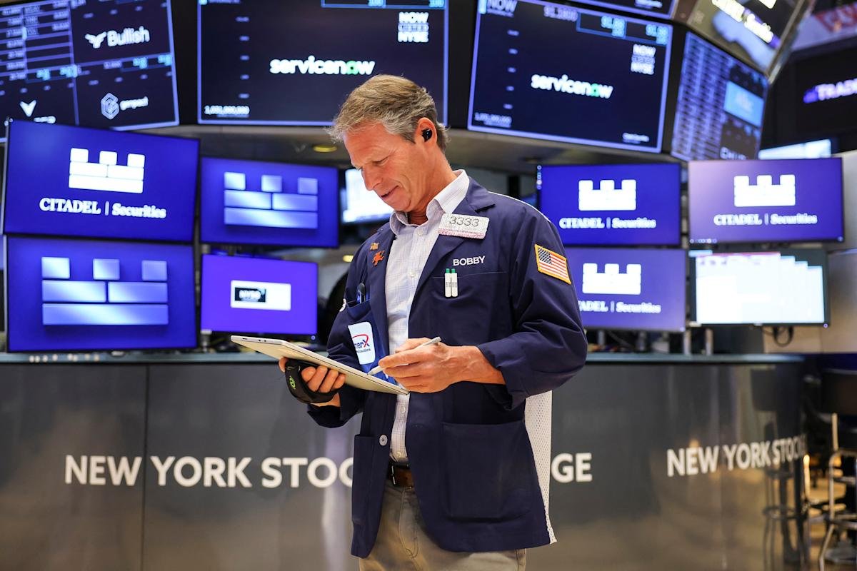 stock-market-today:-dow,-s&p-500,-nasdaq-futures-rise-as-wall-street-weighs-us-trade-data