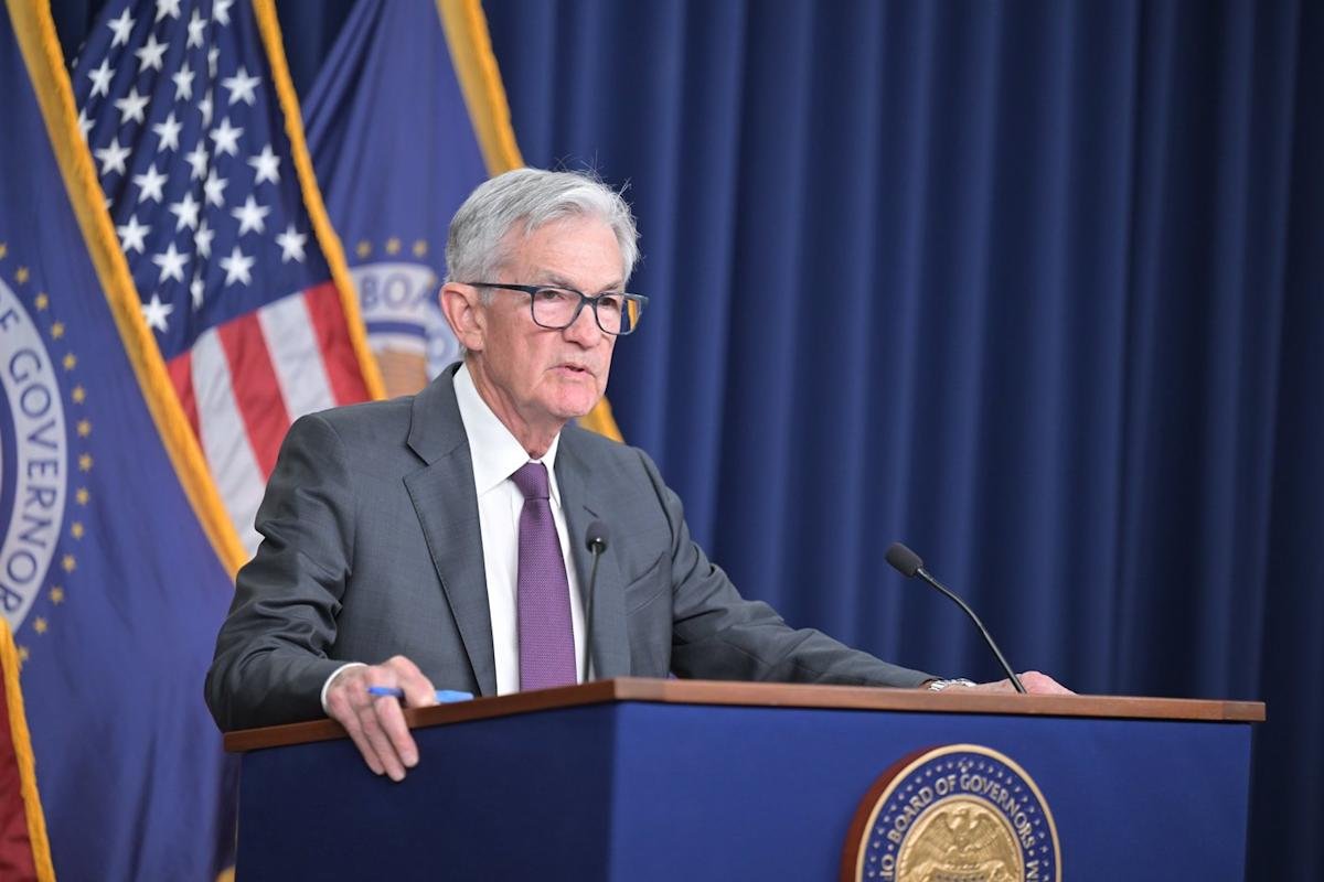 the-stock-market-sounds-an-alarm-as-investors-get-a-warning-from-the-federal-reserve-history-says-this-will-happen-next.