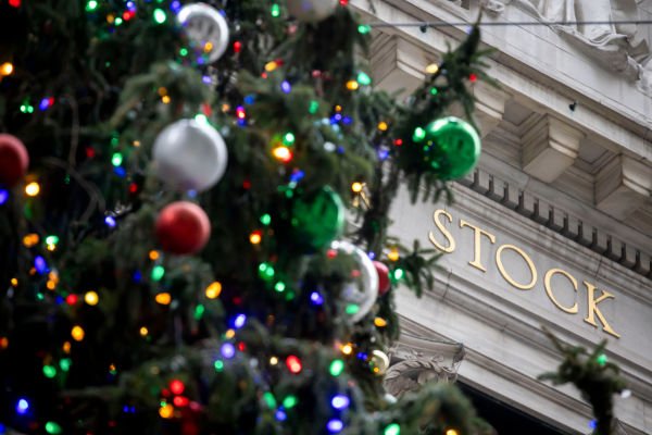early-christmas-warning:-8-key-items-shaping-the-stock-market-wednesday