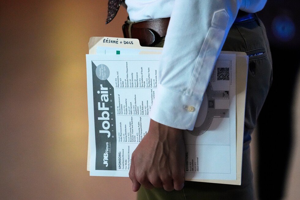 us-jobless-benefit-claims-hit-211,000,-rising-from-previous-week