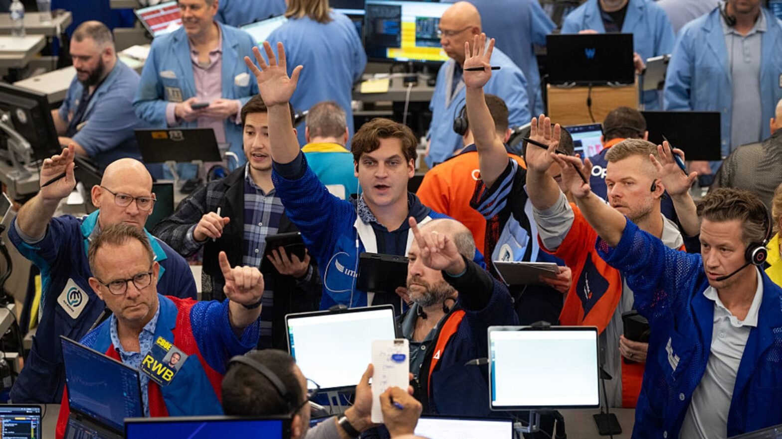 the-stock-market-rally-can-keep-going-despite-friday’s-pullback.-how-to-stay-long-while-hedging-slightly