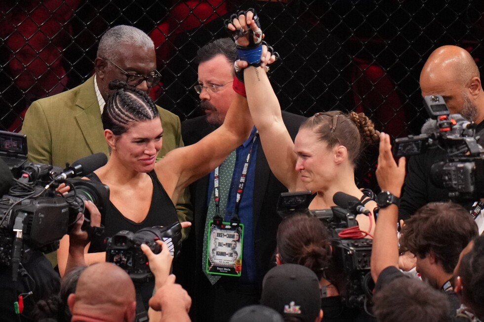 ronda-rousey-stops-gina-carano-with-an-armbar-17-seconds-into-their-double-comeback-bout