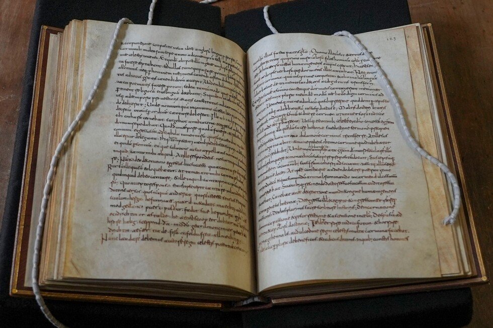 researchers-in-ireland-uncover-medieval-book-with-oldest-english-poem