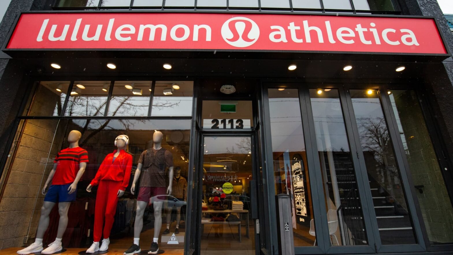 trump’s-iran-threat,-berkshire’s-airline-bet,-lululemon’s-proxy-battle-and-more-in-morning-squawk
