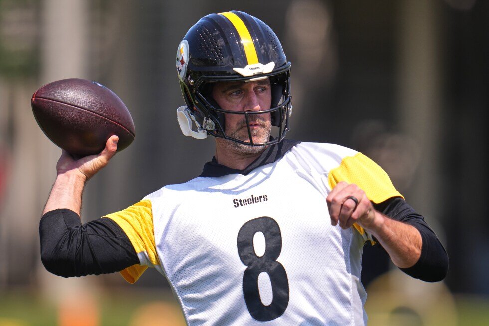 aaron-rodgers-hits-the-practice-field-after-signing-1-year-deal-to-stay-with-the-steelers