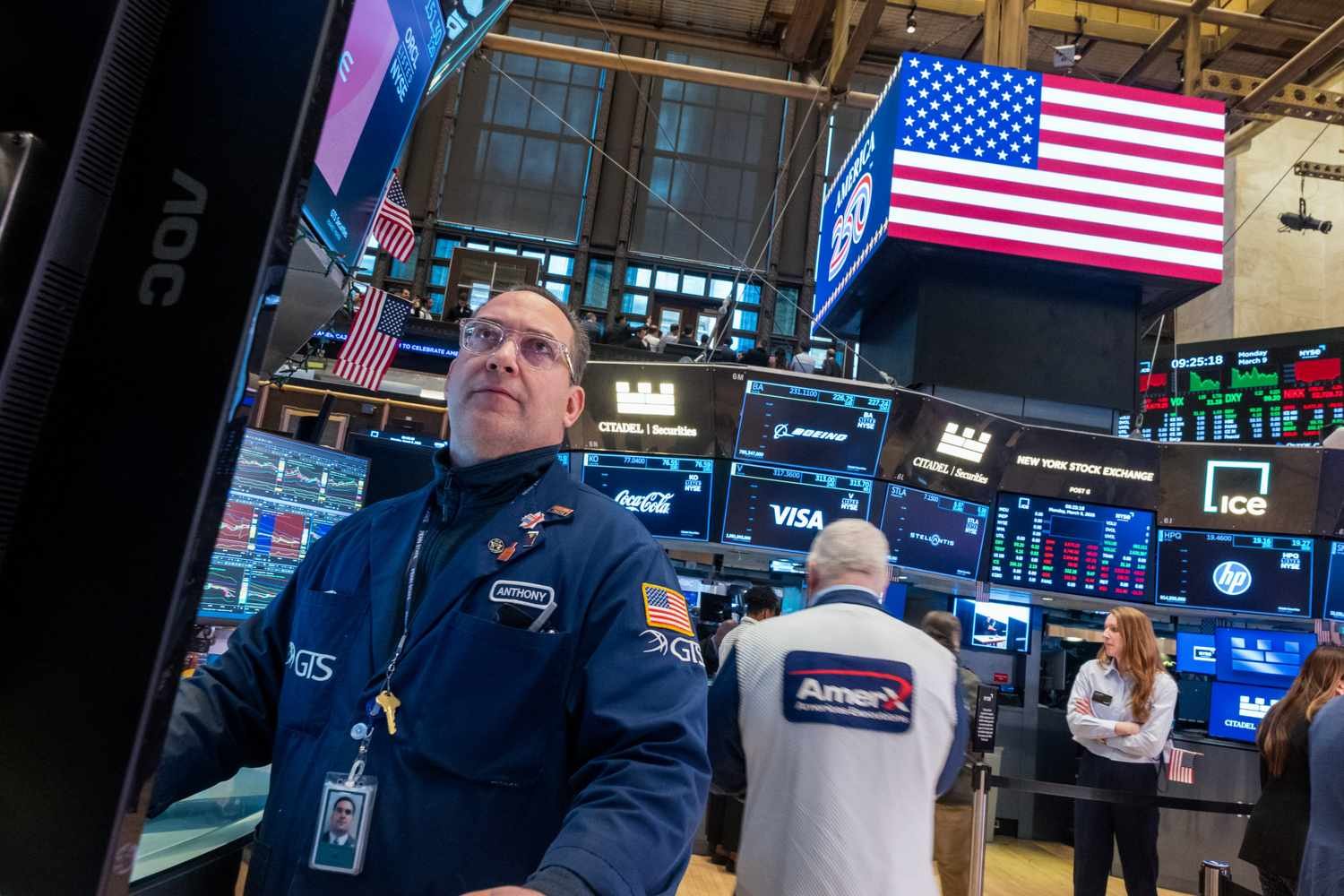 stock-market-today:-futures-point-lower-after-tech-selloff;-10-year-treasury-yield-hits-highest-level-since-feb.-2025