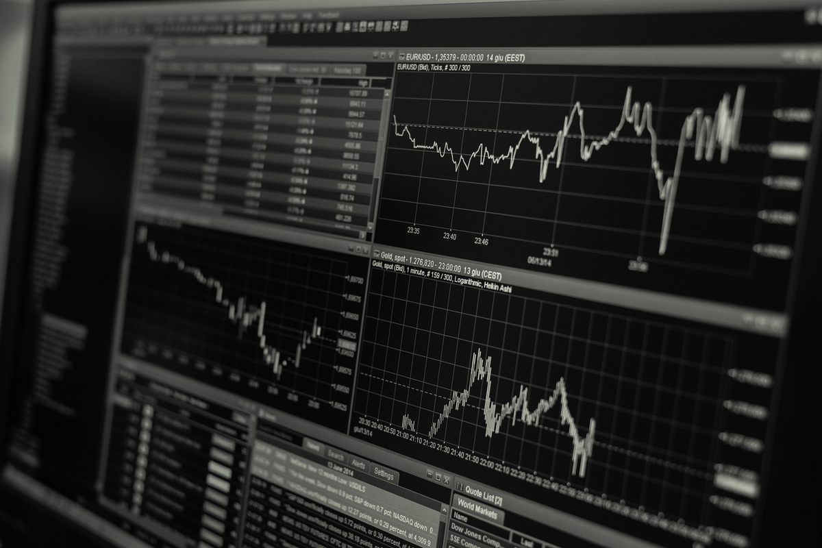 huntington-ingalls-stock-(us4464131063):-insider-move-and-analyst-interest-keep-us-defense-contracto