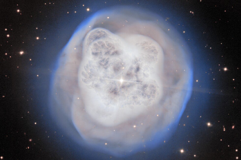telescope-captures-a-dying-star-resembling-a-crystal-ball