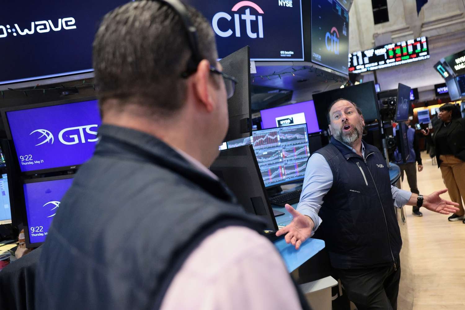 stock-market-today:-futures-tick-higher-after-dow-sets-closing-record;-s&p-500-on-pace-for-8th-straight-week-of-gains