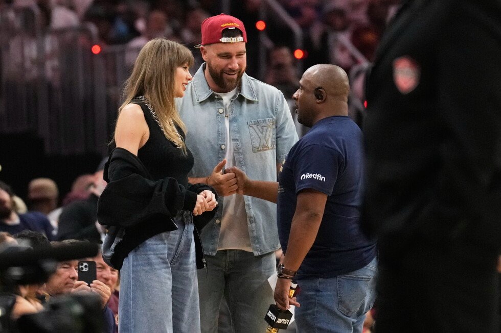 life-of-a-basketball-fan:-taylor-swift-attends-cavs-knicks-in-cleveland-with-fiance-travis-kelce