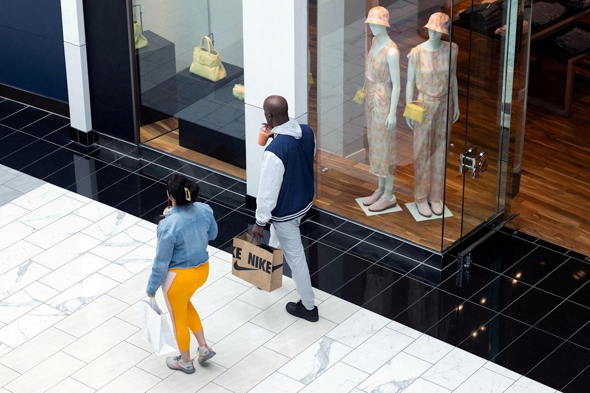 us-consumer-sentiment-falls-as-dow-hits-record