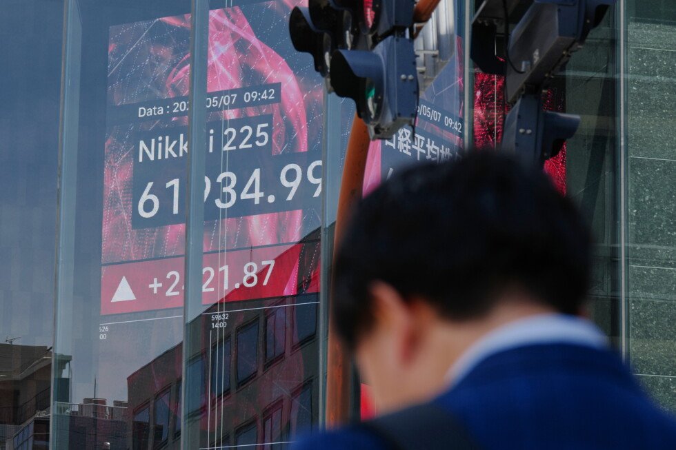 asian-shares-gain-and-oil-prices-slip-as-trump-remarks-on-iran-war-talks