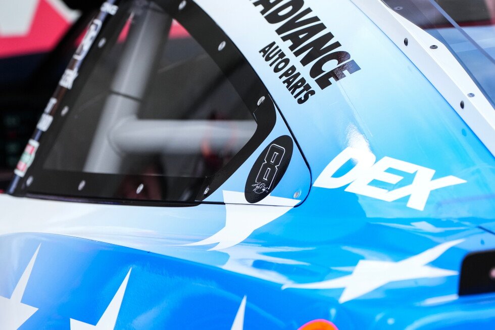 kyle-busch-receives-tributes-before-and-during-indianapolis-500