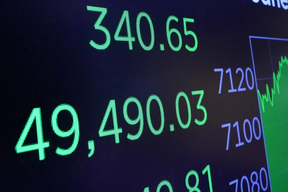 democrats-feud-over-stock-trades-while-sharpening-attacks-on-trump