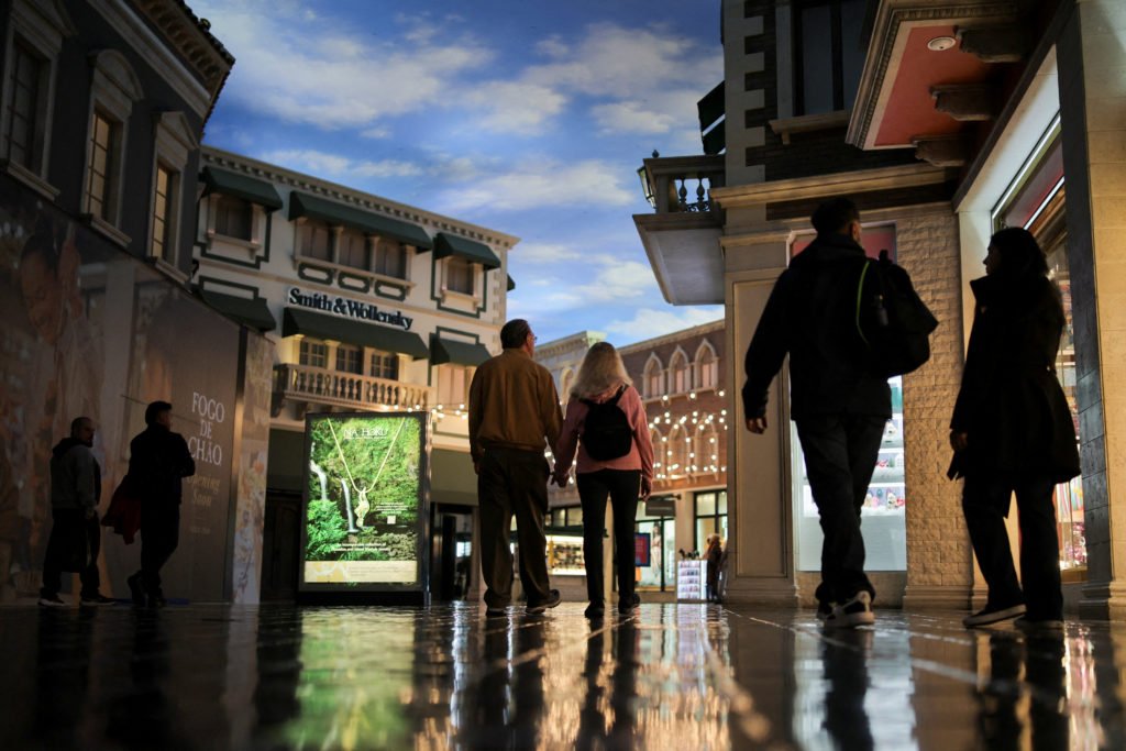 even-as-stock-market-hits-highs,-most-americans-are-cutting-back-on-spending,-survey-shows